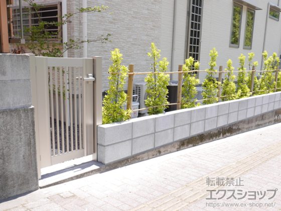 門扉の施工例 ブロック塀・植栽も写っている
