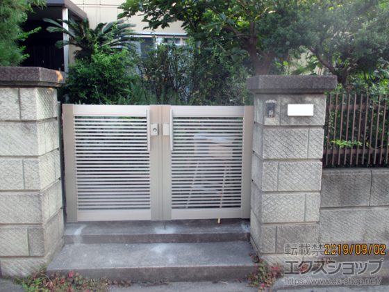 コンクリート塀のあいだに門扉を設置している