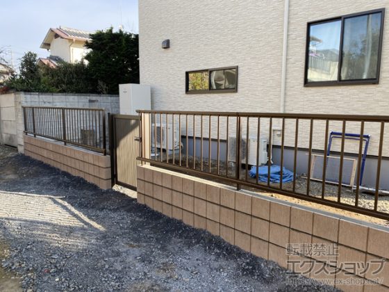 低めの塀の上にフェンスを設置している