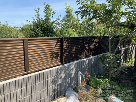 ブロック塀の上にフェンスを設置している