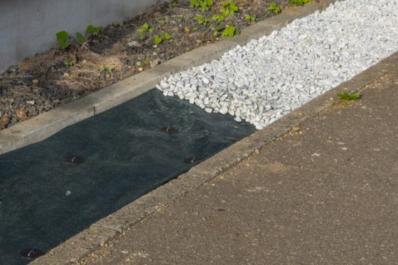 防草シートに砂利