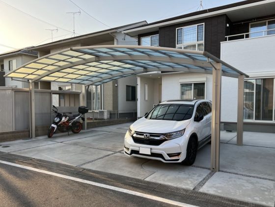 コンクリートを打設したカーポート