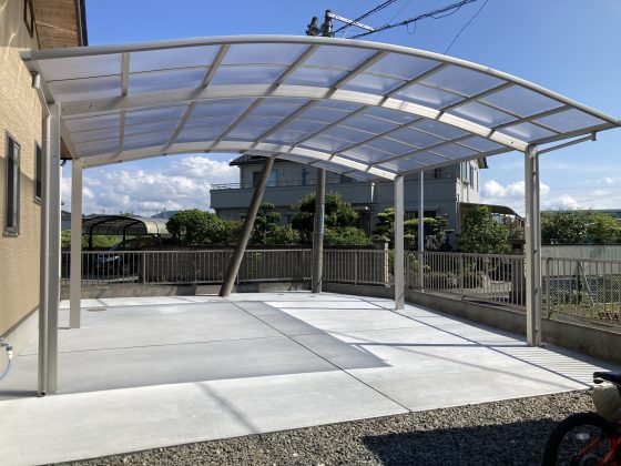 コンクリートを打設したカーポート