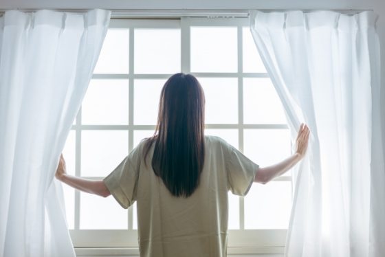 窓　女性