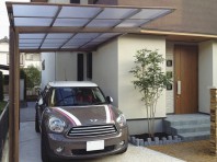 アクセントどころではないほぼ木目調でカーポートを再現。他社を圧倒する存在・デザイン性です。