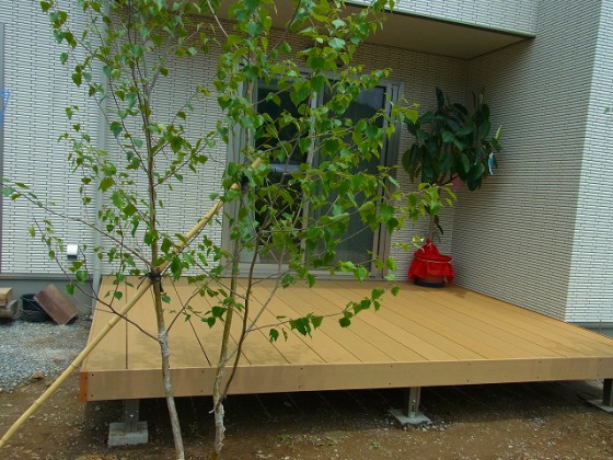 ウッドデッキは日光を通しにくいので、防草効果があります。