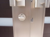 扉を閉じるだけではなく、不意に空いてしまわないよう施錠までお願いします。