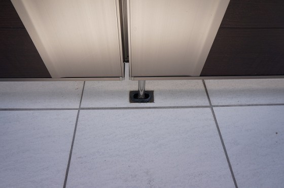 門扉の落とし棒も確実に落としてください。ゴミはたまっていませんか？