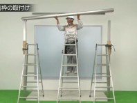 ２５．柱固定金具を柱に差し込むように取り付けします。【LIXIL 新テラス屋根 スピーネ】