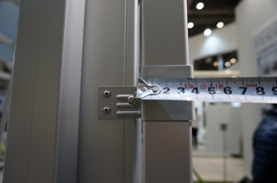 フーゴミニ サイドパネルの厚みは4cm柱から出ます