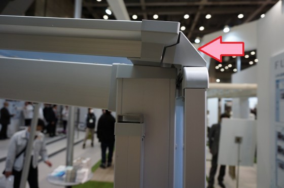 後ろ枠とサイドパネルの隙間は塞ぎ材があります。