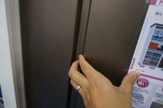 扉の縦のラインが取っ手になっていて、開けやすい