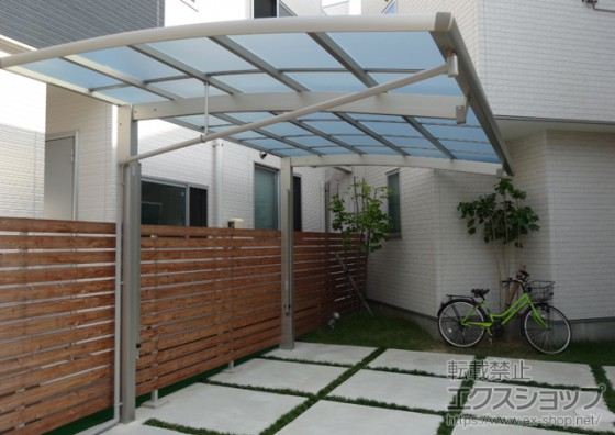 カーポートに積もった雪や跳ね返りの雨を隣家の方へながさない