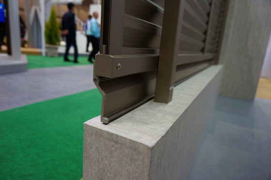 フェンスの下の少しの隙間も逃さないオプションの隙間ふさぎ材