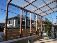 【LIXIL cocomaテラス】落ち着きのある木目調テラスで落ち着きのあるお庭空間を演出