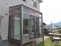 【トステム ほせるんですII F型】全面ガラスで囲われたタイプのテラス屋根。温室効果で物干し場には最適