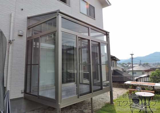 【トステム ほせるんですII F型】全面ガラスで囲われたタイプのテラス屋根。温室効果で物干し場には最適