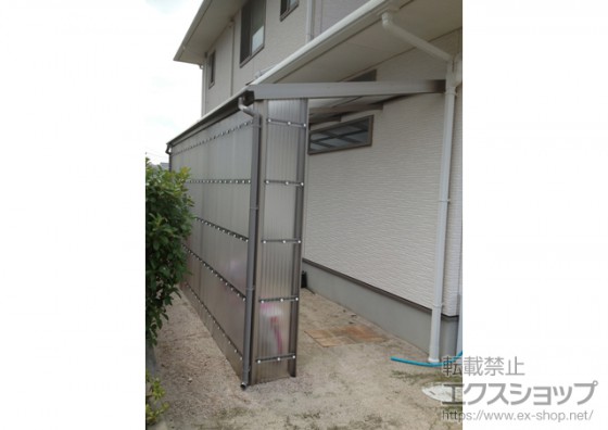 【トステム フリータード 袖壁タイプ】左右に目隠し壁が付いたタイプ。サイドヤードとして収納力も◎