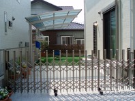 ペットガードタイプのカーゲートは目の細かい格子なので小動物・猫の侵入も防ぎます