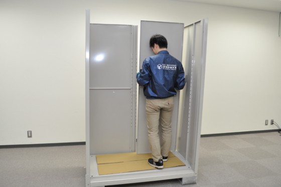 ６．反対側の壁パネルも取り付け写真のように物置の形になってきました。