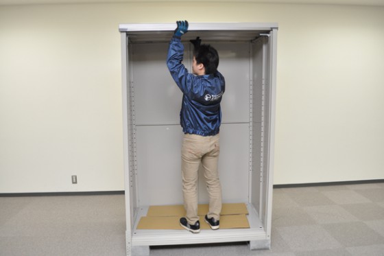 ７．屋根部分のパネルを乗せてようやく物置らしくなりました。物置のDIYも終盤です。