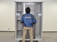 ８．扉を吊りこみます。設置スペースのほかにDIY作業するスペースの確保も忘れずに。