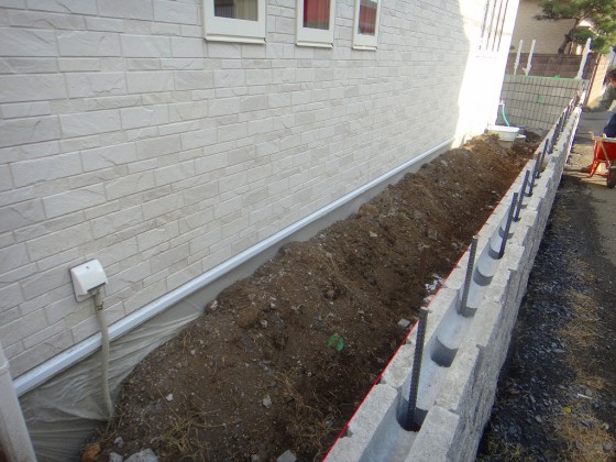 フェンスの設置するときのコア抜き工事とは ブロック上へのフェンス柱工事 スマホ版