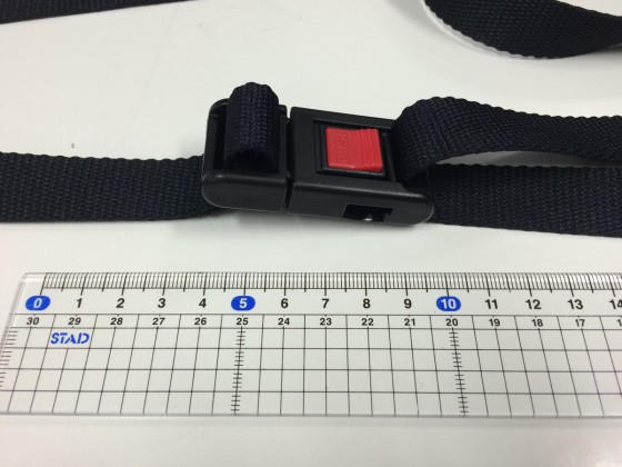 バックルにはYKKAPのロゴが。カチっと気持ちよくはまる質感です。