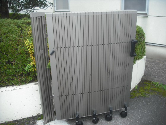 横幅が大きいのでたたんだときも70cmもあります。（トリップゲート RC型 ステンカラー）