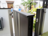 ルシアス門扉の笠木(天場)は、雨による汚れを防ぐために少し大きくなってます。