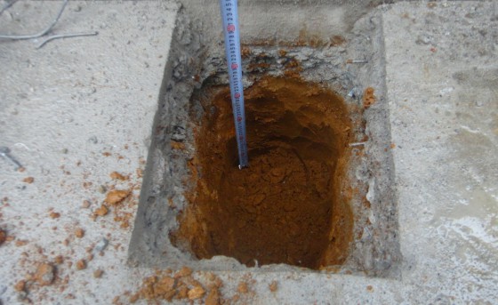 ハツリ工事をしたあと埋め込む穴を掘ります。深さは約60cmほど