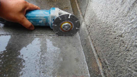 ハツリ工事を行う部分にコンクリートにカッターを入れていきます