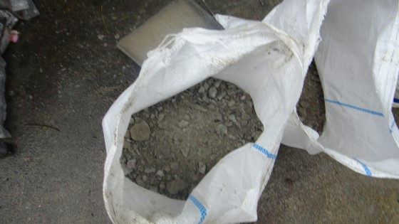 敷地内で散布することも可能ですがコンクリートのガラは、鋭利な破片もあり処分をお勧めします