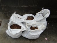片流れのカーポート柱1本で5袋の残土・ガラが発生します