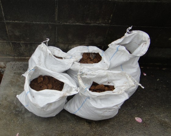 片流れのカーポート柱1本で5袋の残土・ガラが発生します