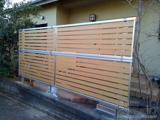 YKKAP ルシアスフェンス04型 木目調の半目隠しフェンス 通風性も確保できるお得なフェンス