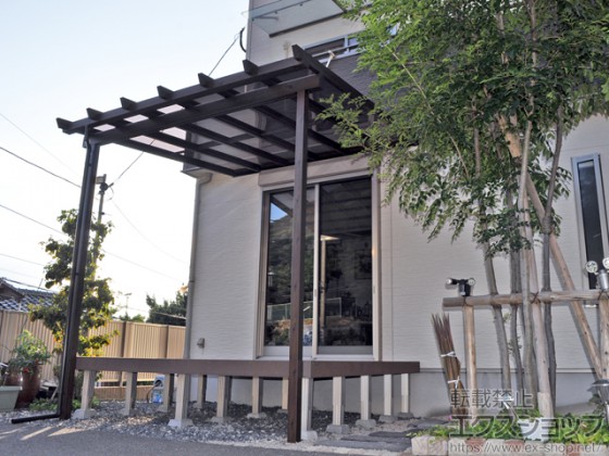 三協アルミ ナチュレ 独特の木調デザインの高級テラス(クリック/タップして商品ページへ)