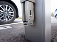 ６．下の先端は写真のようにアンカーに固定できるようになっています。