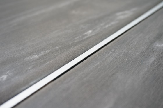 ラステラの床板の間はアルミの目地が入るので隙間はゼロです。