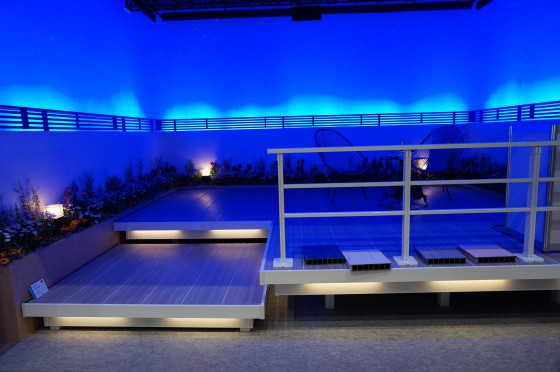 三協アルミ 新デッキ「ラステラ」まるでタイルフローリングのような商品です。