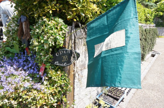 三田オープンガーデンのシンボルフラッグ この旗があればオープンガーデン実施中の目印です。