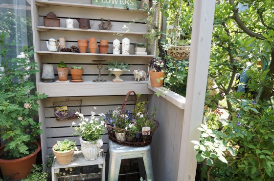 奥様の要望で、グレー色のペンキにブラウンを混ぜて調合したそうです。_