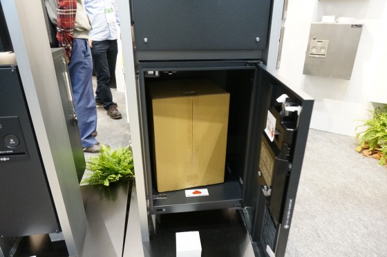 機能門柱型の大きな受取ボックス。写真は宅配物を入れてみた状態