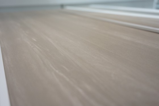 気になるラステラの表面はこんな感じ。人工木のウッドデッキに近い質感で、表面は滑らか。