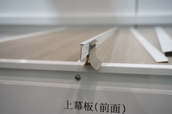 目地はアルミのバー材。ラステラの床面にはシルバーのラインが入りますが、違和感なく納まってます。