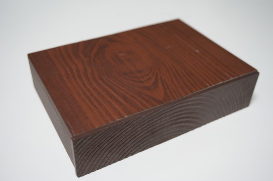 彩木のデッキ材サンプル表面（クリックで写真を拡大）