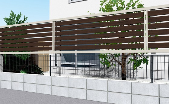 既存のブロックとメッシュフェンスのさらに上に目隠しフェンス