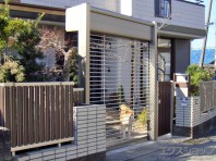 電動式シャッターゲート 停電時はモーターによりロックがかかり外からはあけれません。