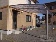 カーポートは通常壁付けができない構造になっています。専用の壁付け用のカーポートをご検討ください。