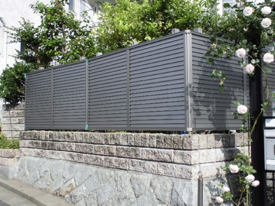 ブロック3段とフェンスで目隠しを設置。高さは約140cm前後